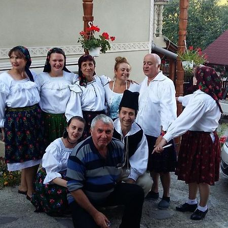 Casa Ionela Petreus Hotel โปเยนิเลซี ภายนอก รูปภาพ